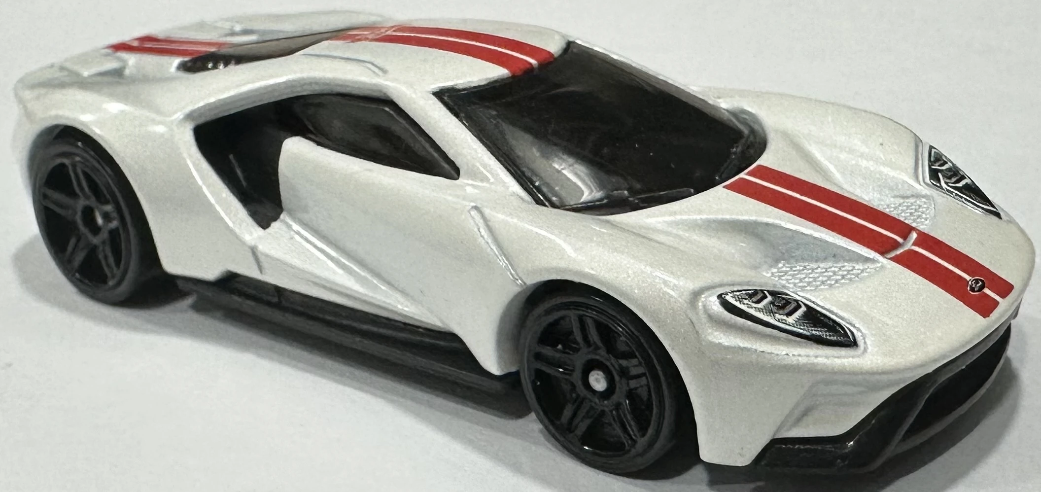 2024 Hot Wheels '17 Ford GT White - Mainline 240/250 - Exotics 9/10 Super Treasure Hunt