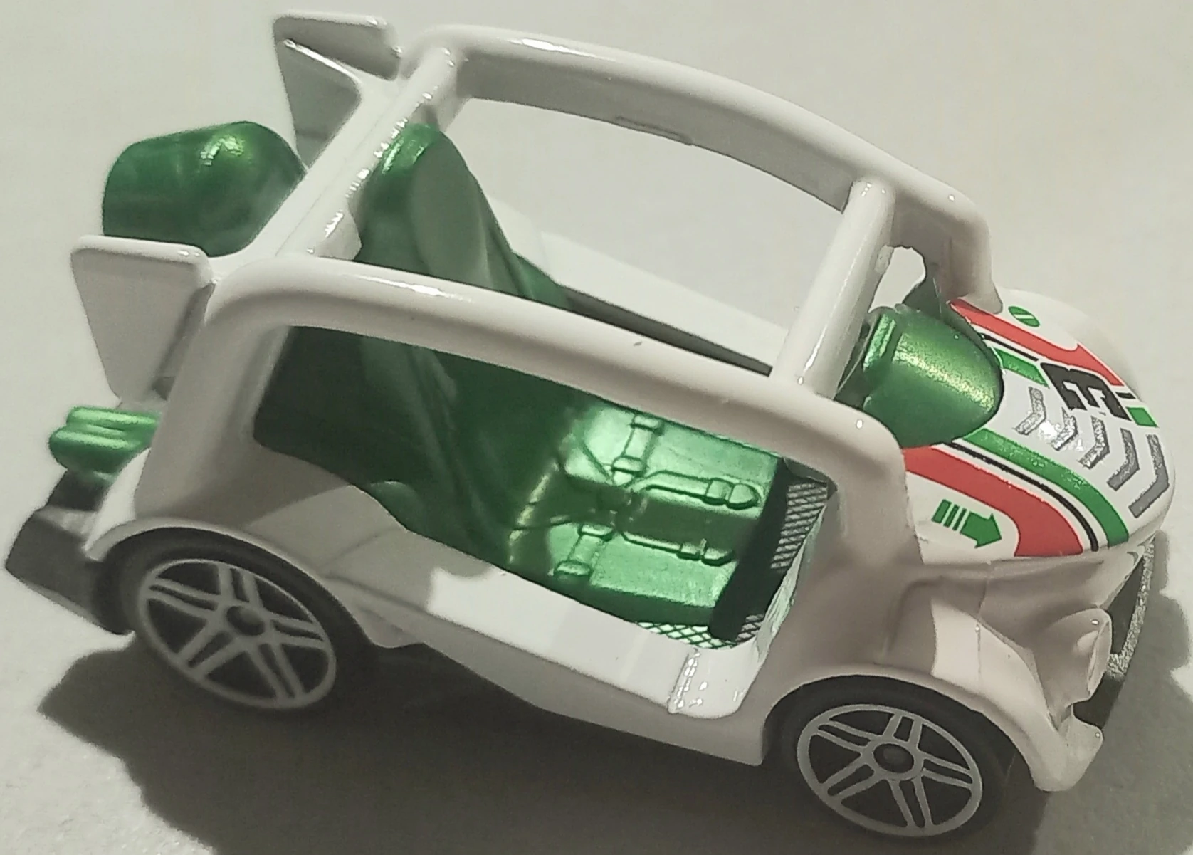 2025 Hot Wheels Kick Kart White & Green - Mainline 023/250 - Ride-ons 2/5