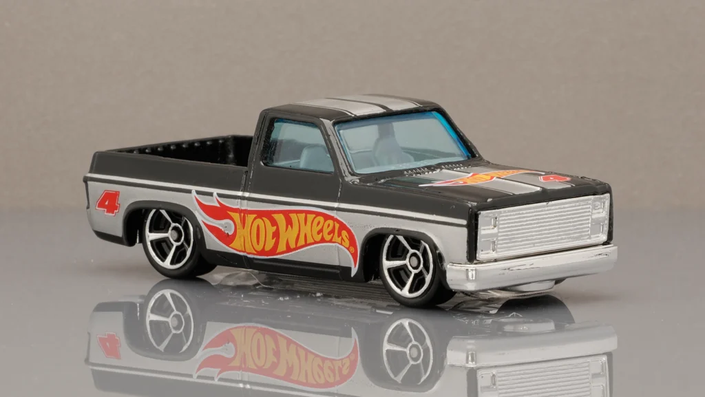 2011 Hot Wheels Mainline 156/244 '83 Chevy Silverado HW Racing 6/10 Hot Wheels Racing Team Negro