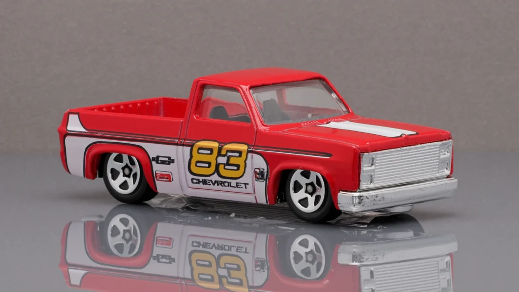 2018 Hot Wheels Premium '83 Chevy Silverado 50th Aniversary Throwback 3/10 Red
