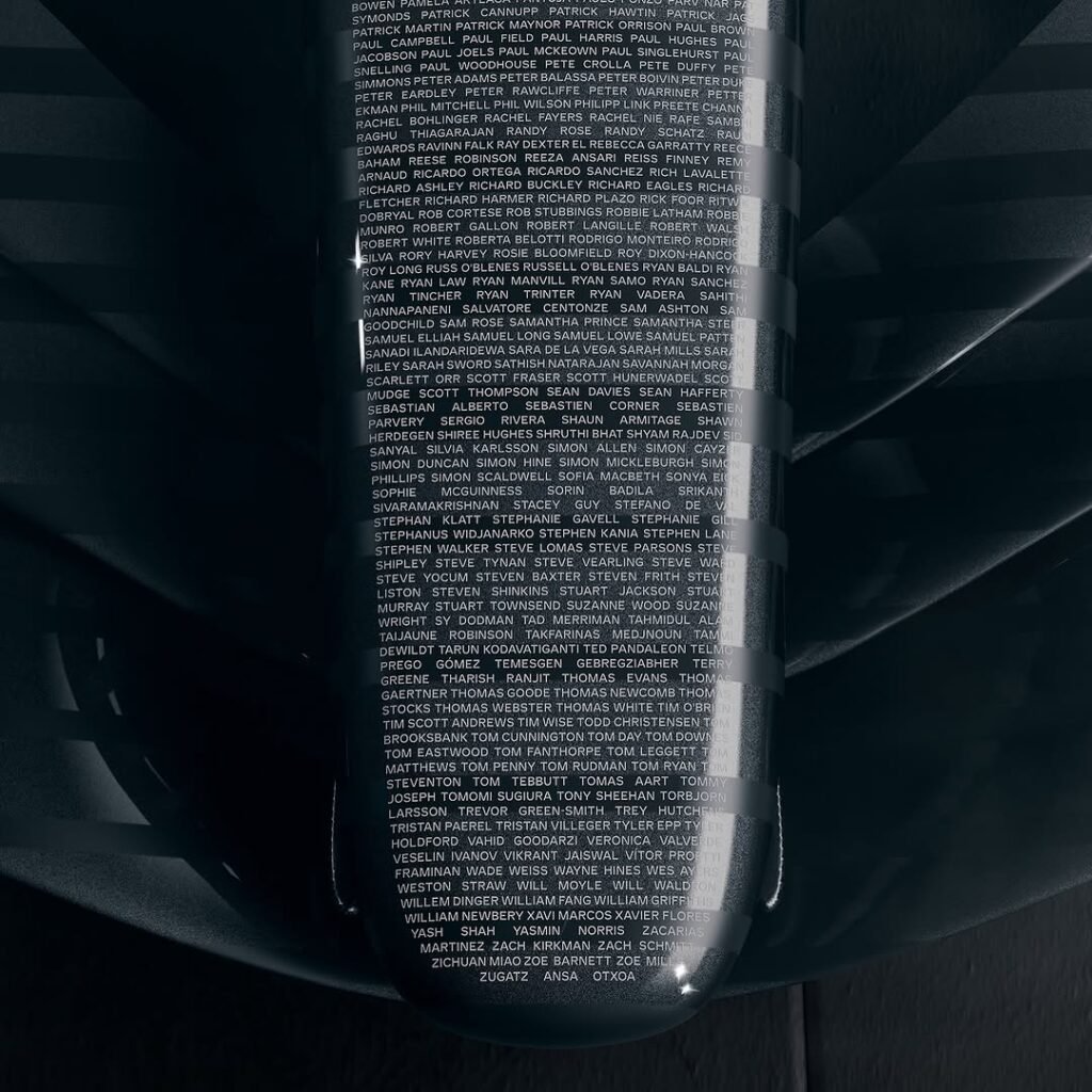 Dos fotos del Cadillac F1: una frontal 3/4 mostrando alerón y suspensión, otra trasera con luces rojas encendidas; wrap monocromático en toda la carrocería.